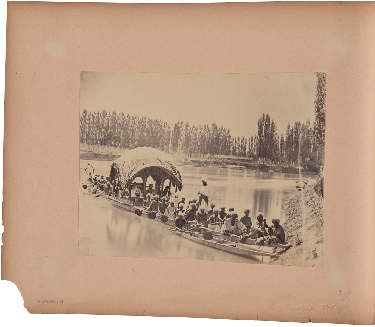 De woonboot - Srinugur door Capt. Melville Clarke