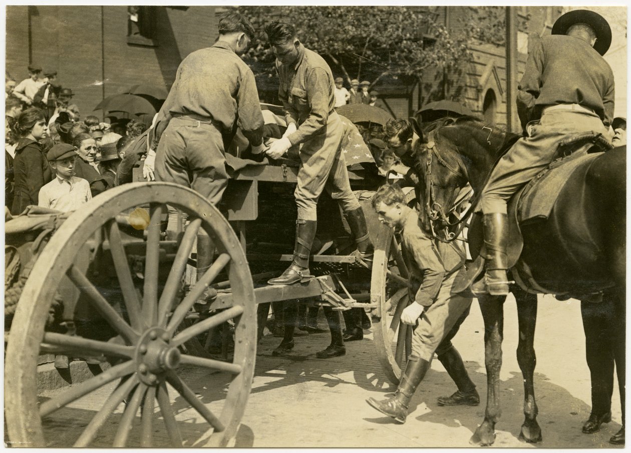 Horizontale, sepia foto van uniformeerde mannen die een object bedekt met de Amerikaanse vlag, mogelijk een kist, uit een open wagen lossen. Een menigte mensen kijkt toe vanaf de stoep door Carl Michel