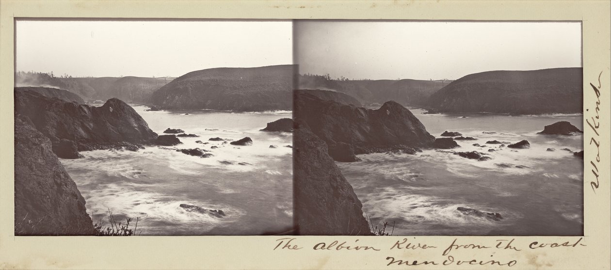 De Albion River vanaf de kust, Mendocino door Carleton E. Watkins