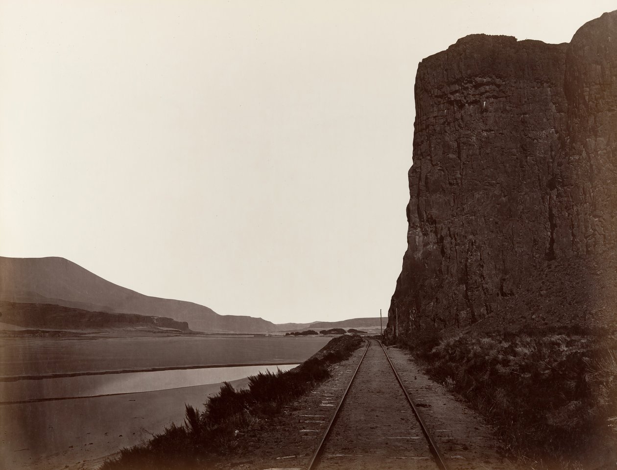 Kaap Hoorn bij Celilo, 1867 door Carleton Emmons Watkins