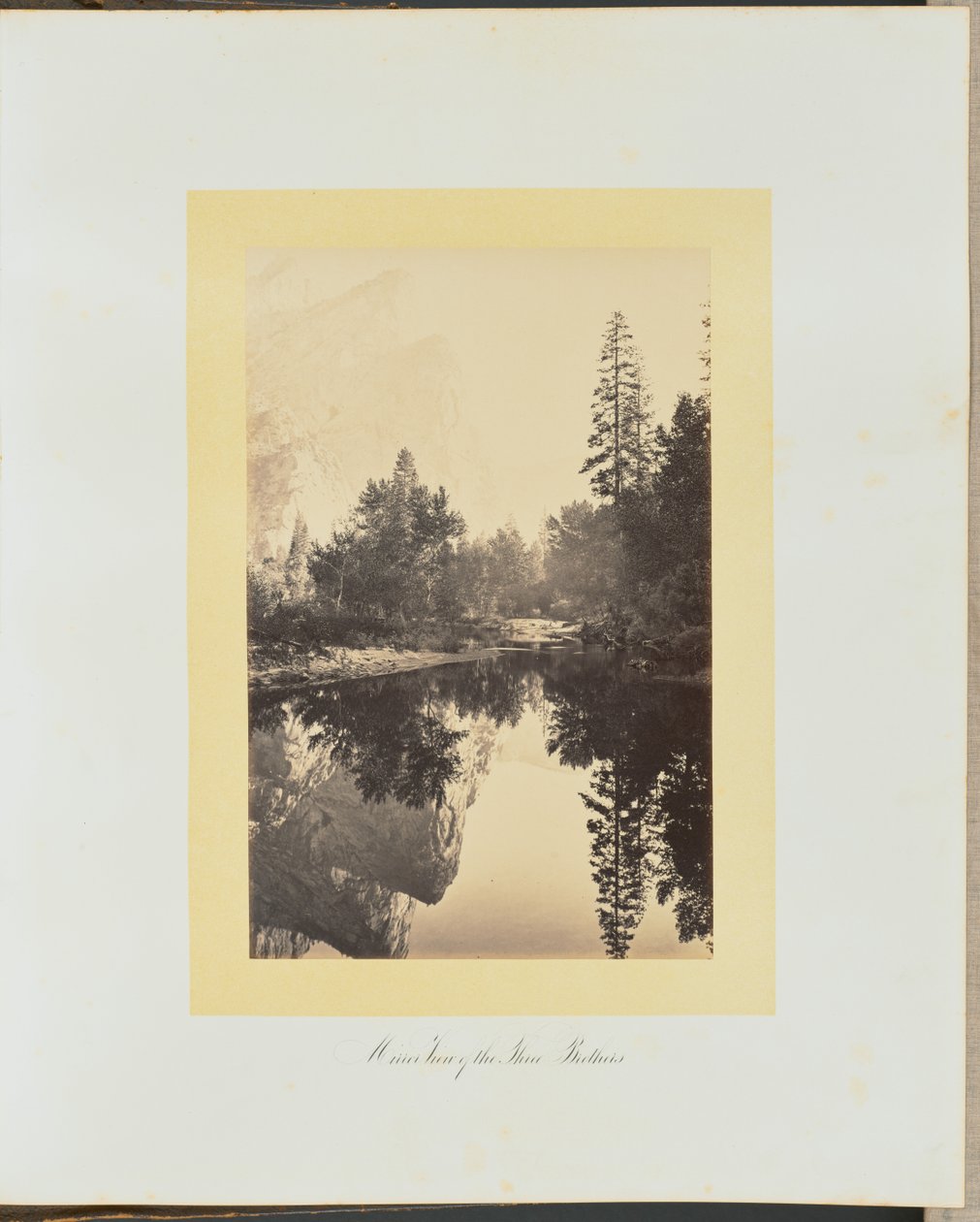 Spiegelbeeld van de drie broers door Carleton Watkins