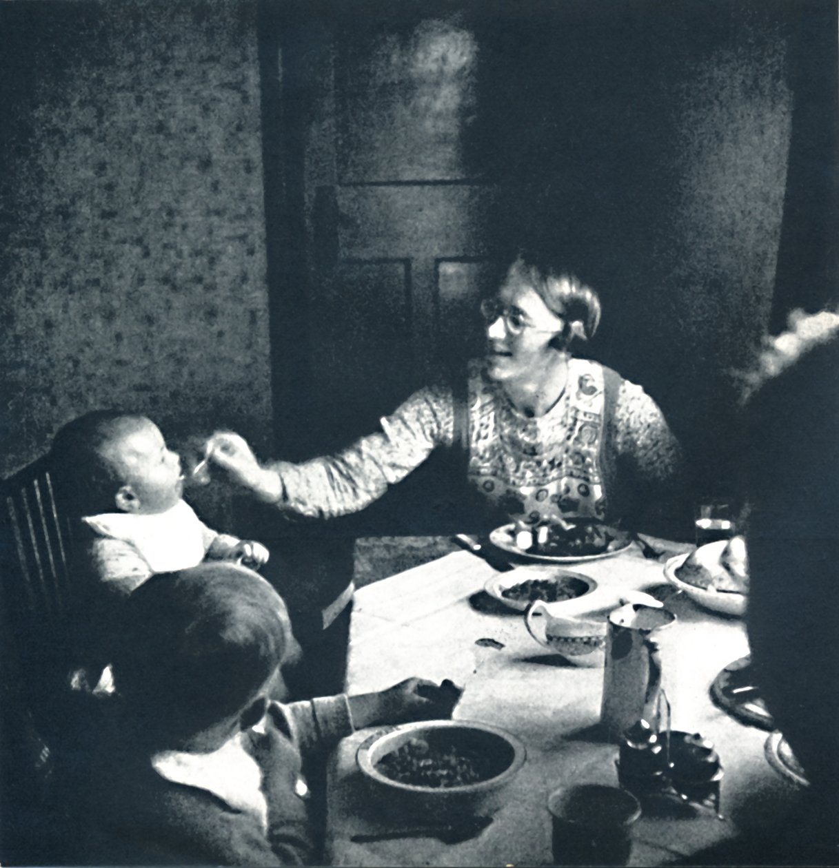 Een lekker warm diner, 1941 door Cecil Beaton