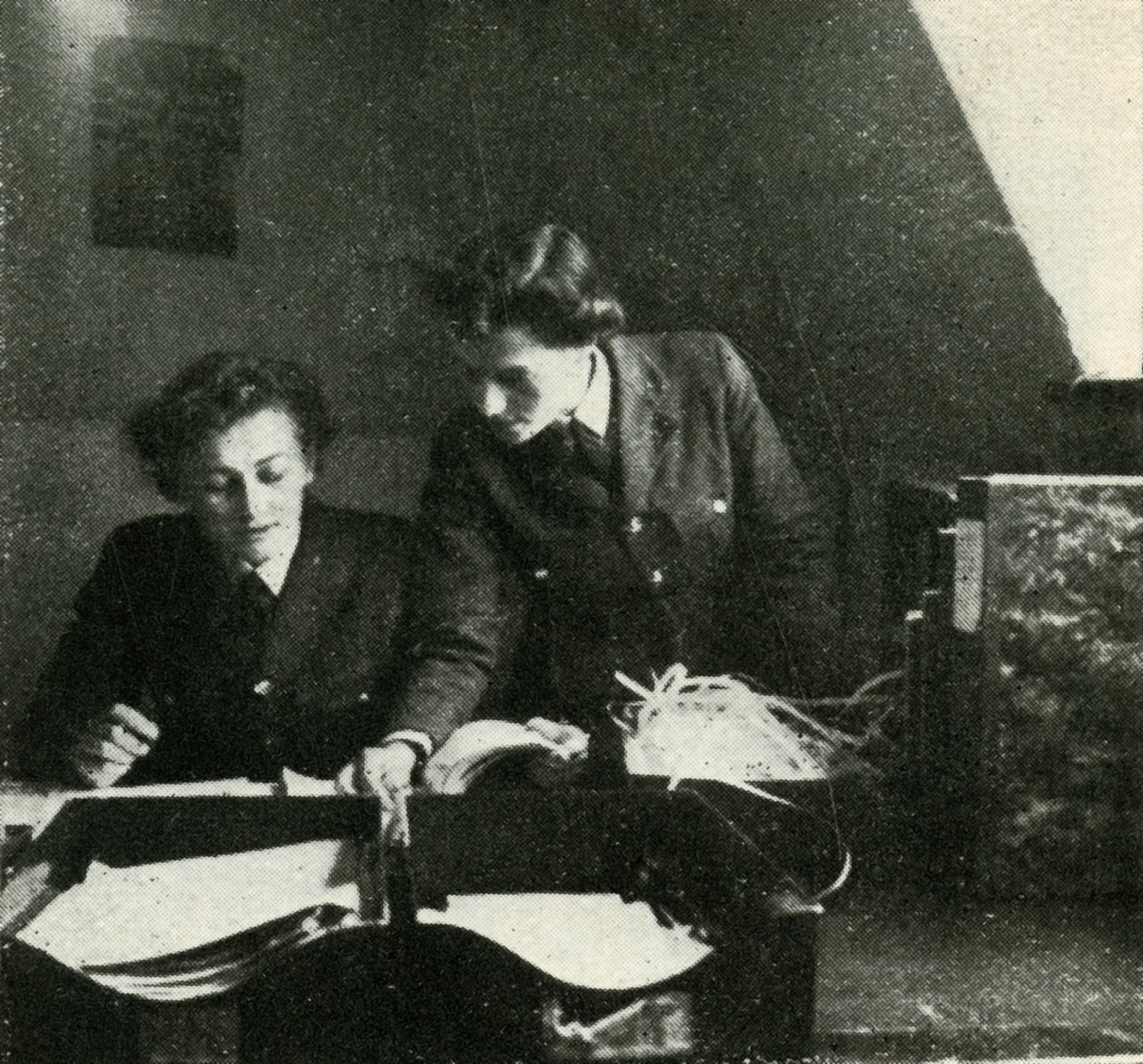 Op signaaldienst, ca. 1943 door Cecil Beaton