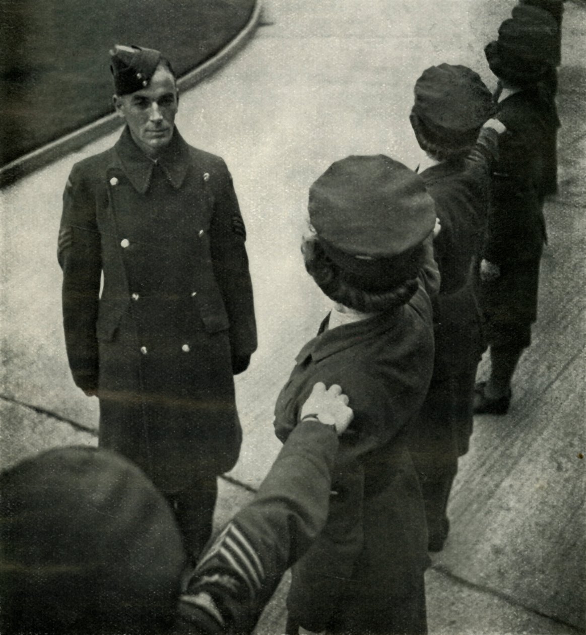 R.A.F. Sergeant oefent luchtvrouwen, c1943 door Cecil Beaton