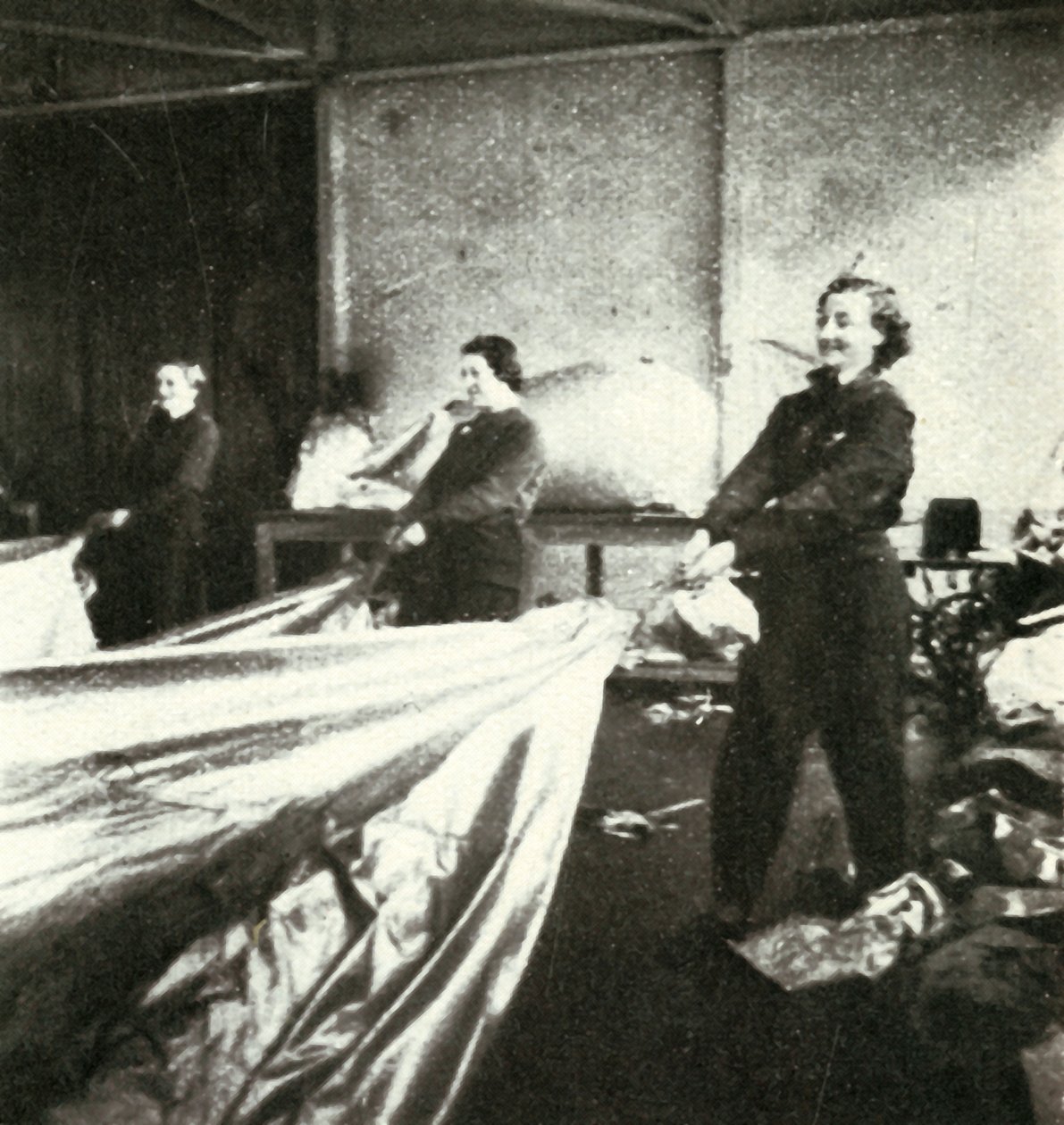 Reparatie van ballonnen door Cecil Beaton