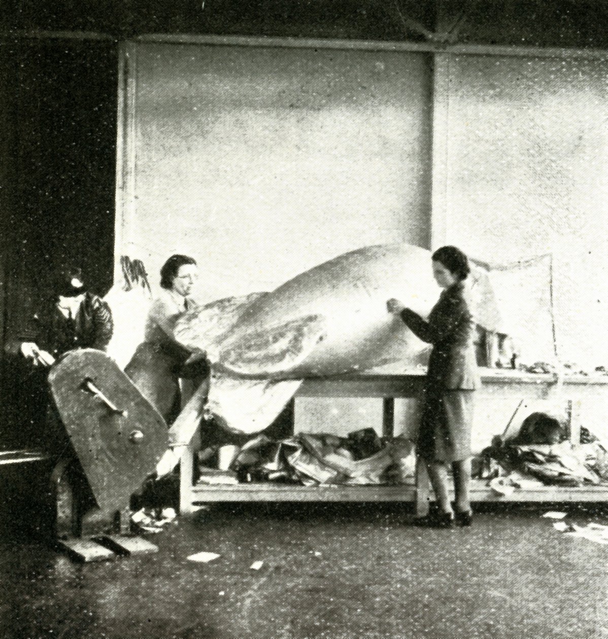 Reparatie van barrageballonnen door Cecil Beaton