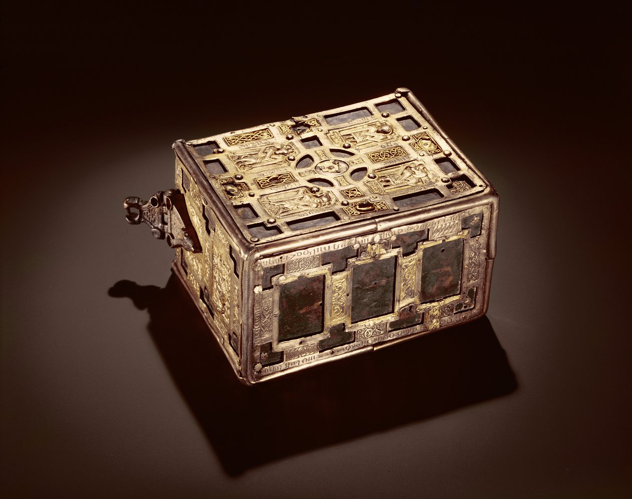 Boek-Heiligdom of Cumdach van Molaise, c.1001-25 door Celtic