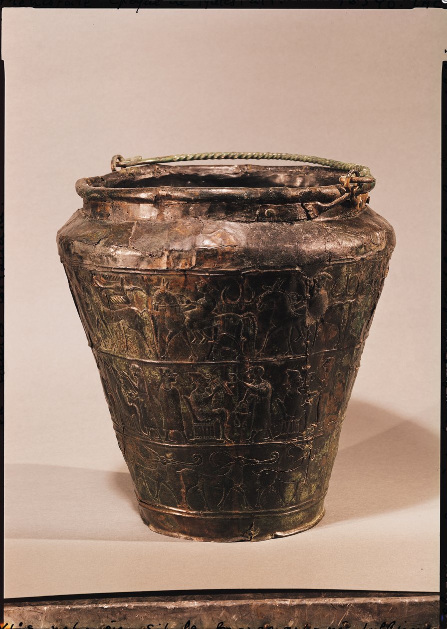 Situla met drie repoussé decoratieve banden (brons) door Celtic