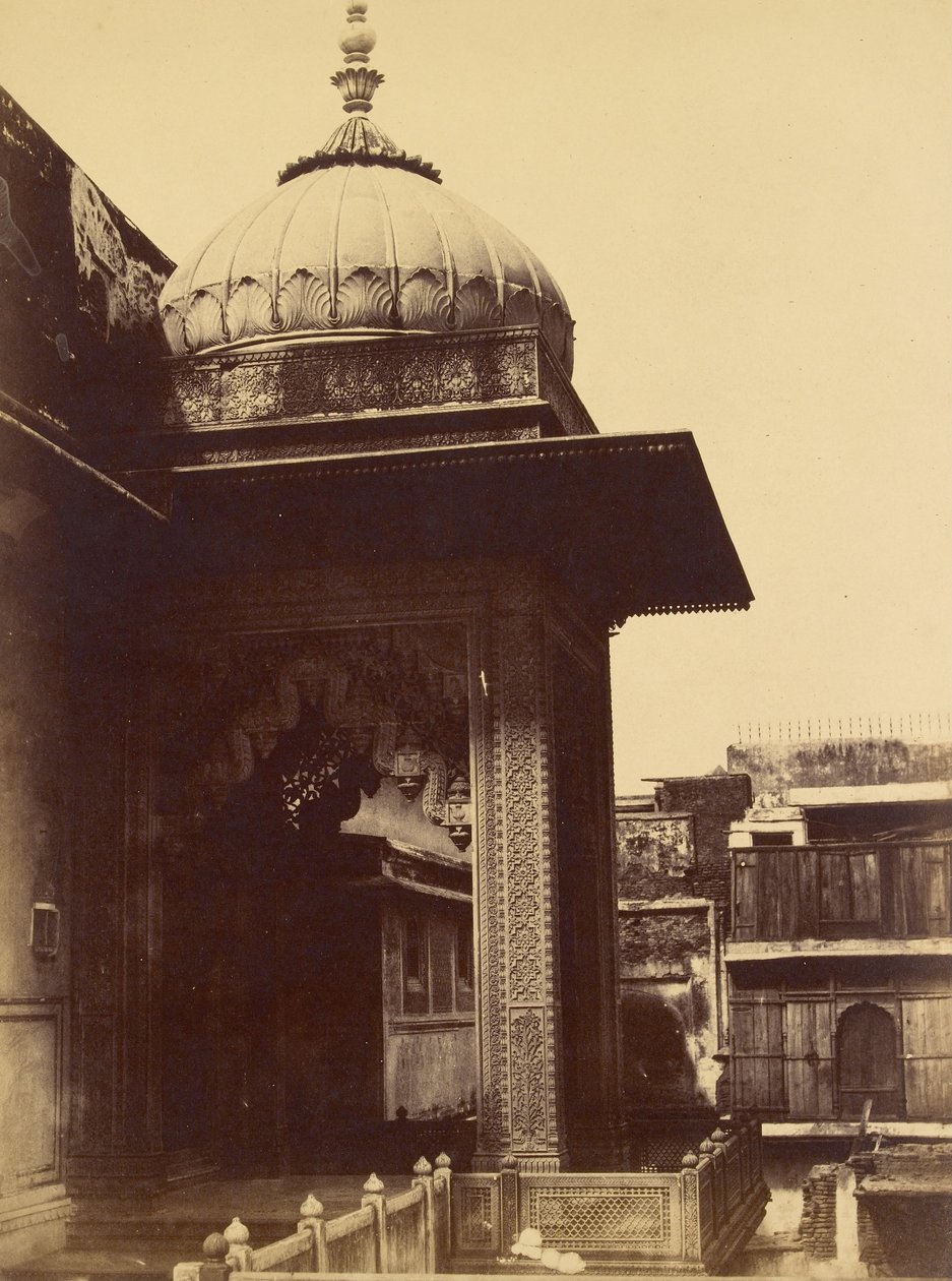 Onbekend gebouw met balkon, Delhi door Charles Moravia