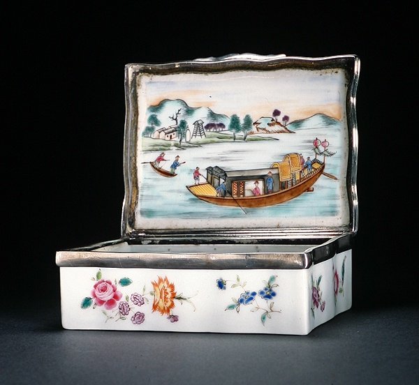 Een Mughal Snuifdoos, Qianlong Periode (1736-95) c.1760 (porselein) door Chinese School