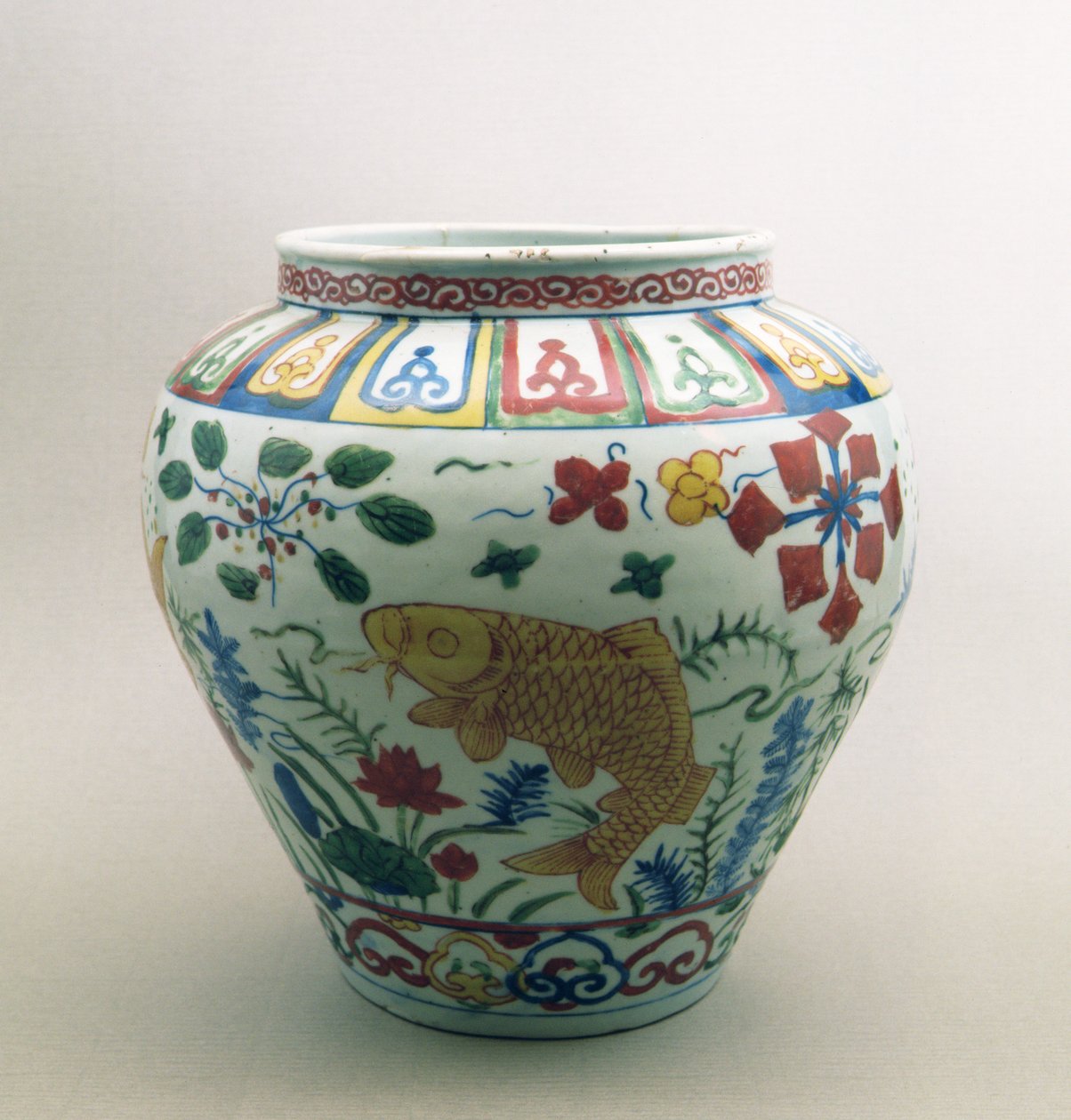 Bolvormige pot versierd met vissen en bloemen, Chia Ching periode (1522-66) door Chinese School