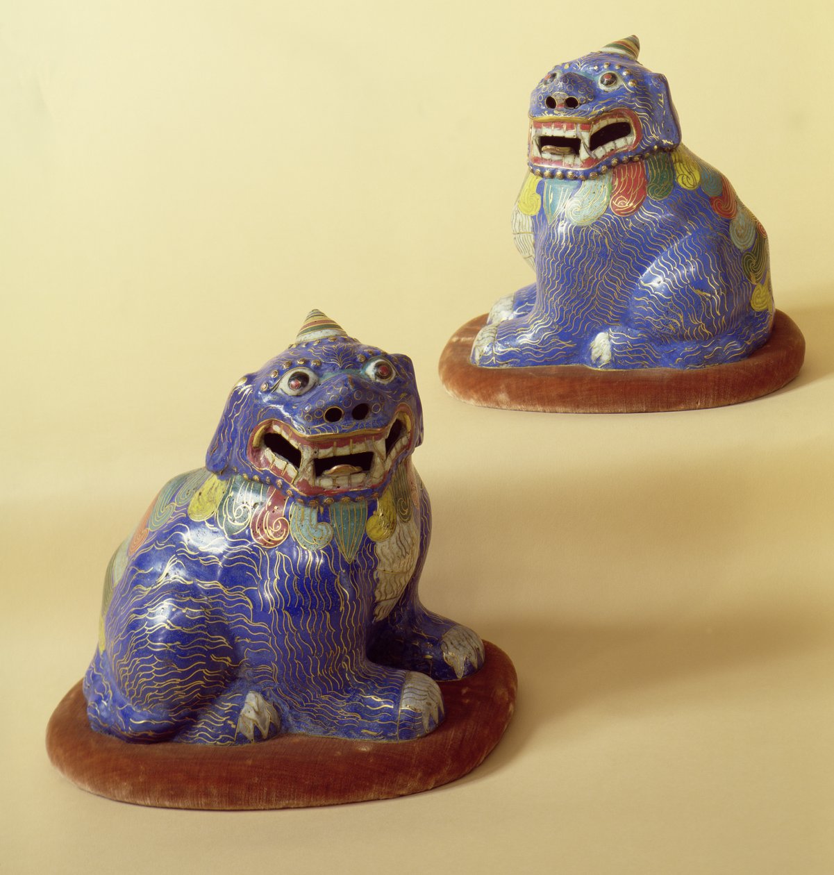 Paar Chinese cloisonne honden, 18e eeuw door Chinese School