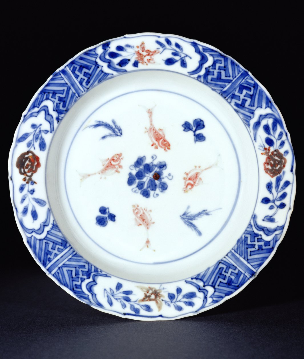 Bord versierd in onderglazuur blauw met accenten van koperrood, late Ming-dynastie, c.1630 (porselein) door Chinese School