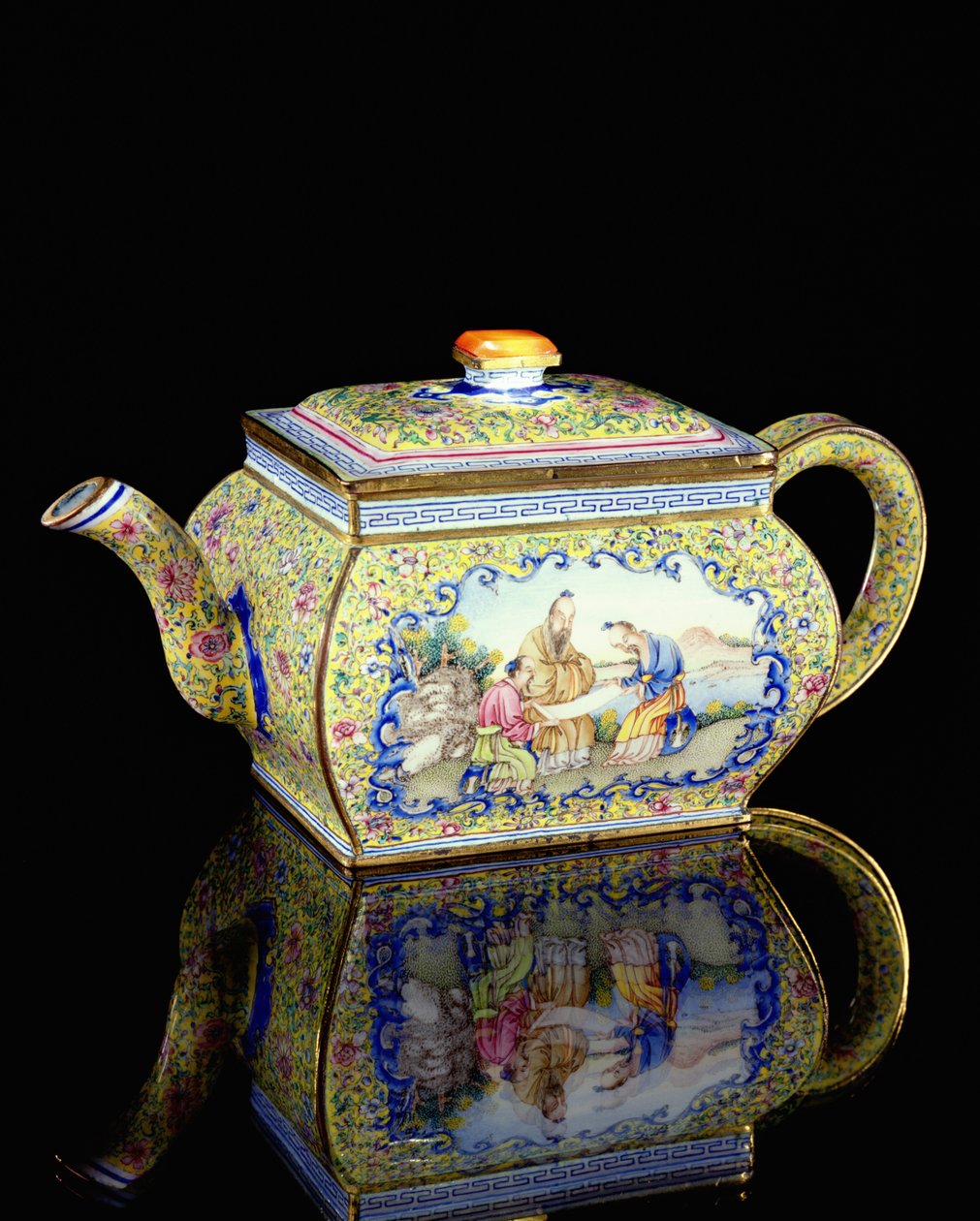 Theepot versierd met email, Qianlong-periode, 1736-95 door Chinese School