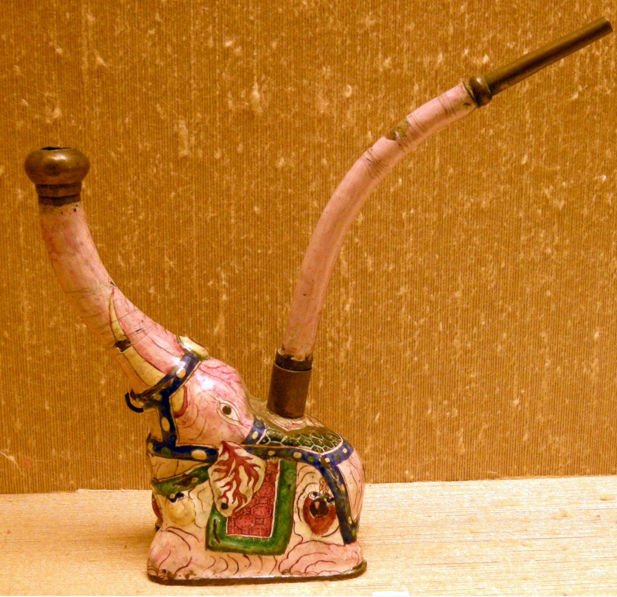 Waterpijp in de vorm van een olifant door Chinese School