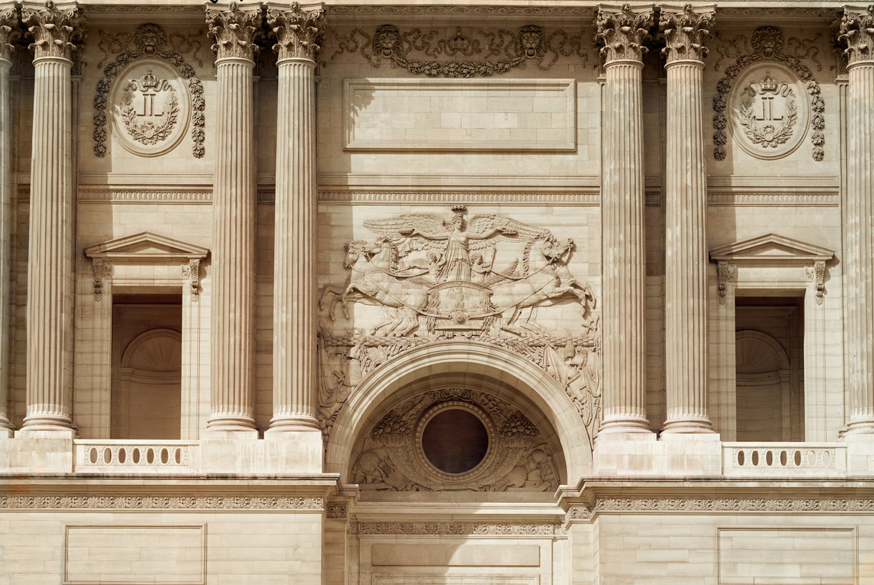 Glorie die kronen uitdeelt, van de colonnade van het Palais du Louvre, 1807 door Claude Perrault