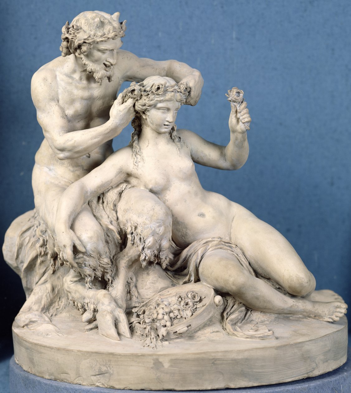 Satyr Kroont een Bacchante, 1770 (terracotta) door Claude Michel Clodion