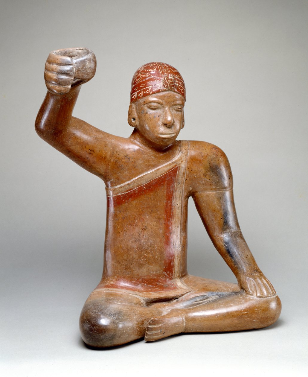 Zittende man met opgeheven arm door Colima Culture