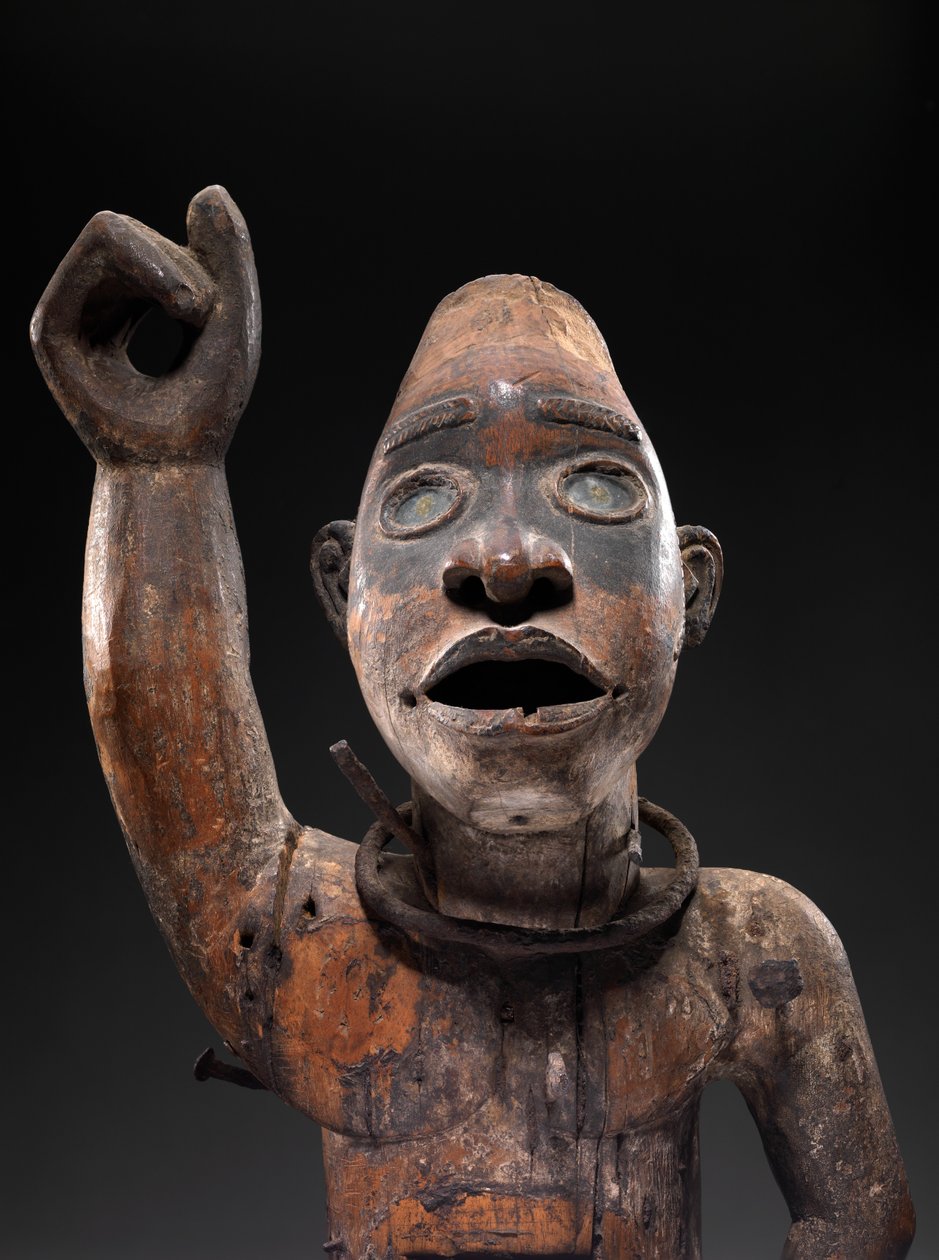 Nkisi (hout, ijzer en glas) door Congolese
