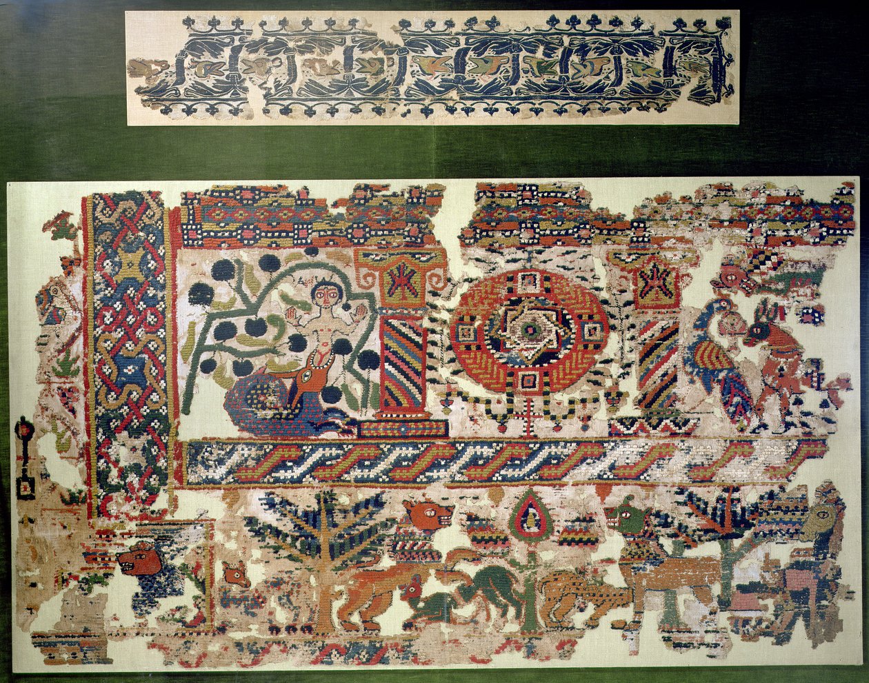 Fragment van textiel met afbeelding van Jona en de walvis door Coptic