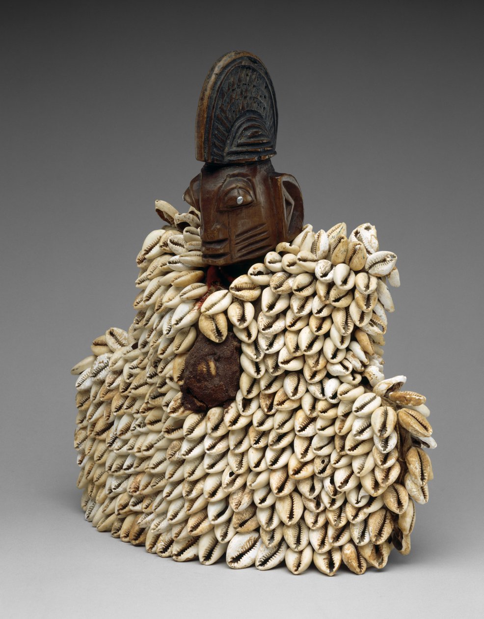 Tweelingfiguur (ere ibeji) met kledingstuk door Yoruba Culture