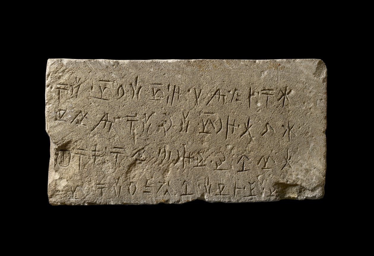 Cyprosyllabische Eteocypriotische inscriptie (4 regels) op stenen plaat, ca. 480-310 v.Chr. door Cypriot