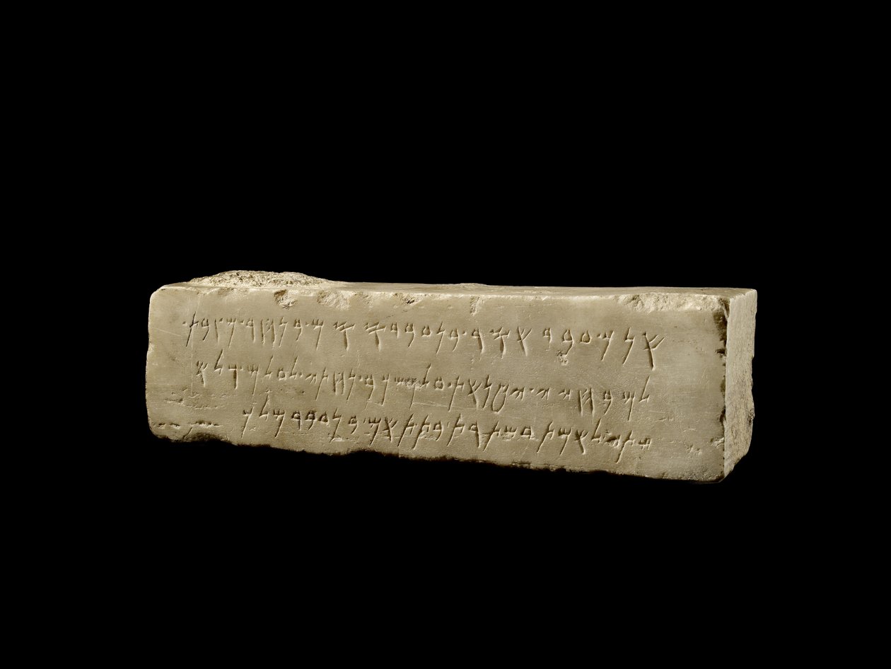 Marmeren blok met Fenicische grafinscriptie, Cypro-Classical II Periode door Cypriot