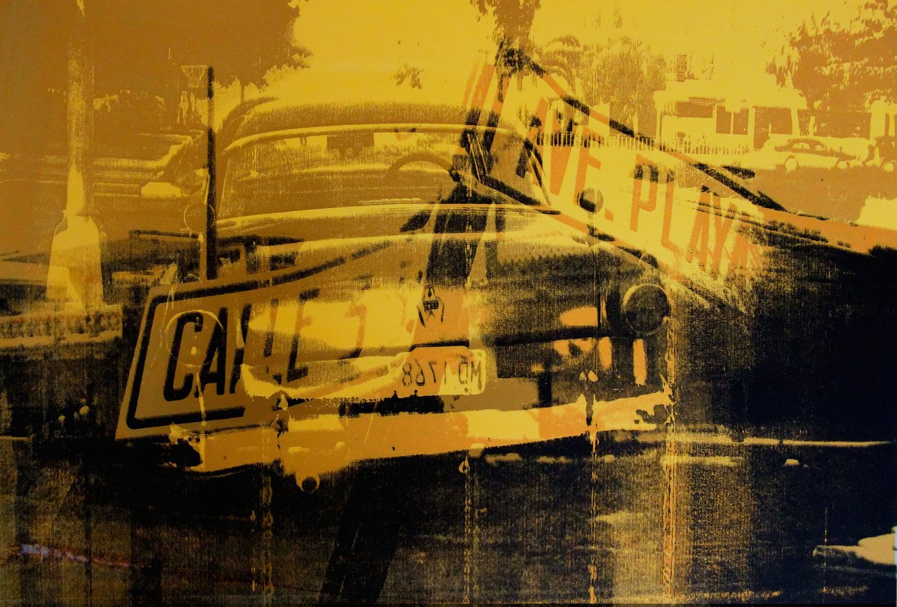 Gele auto en straatbord door David Studwell