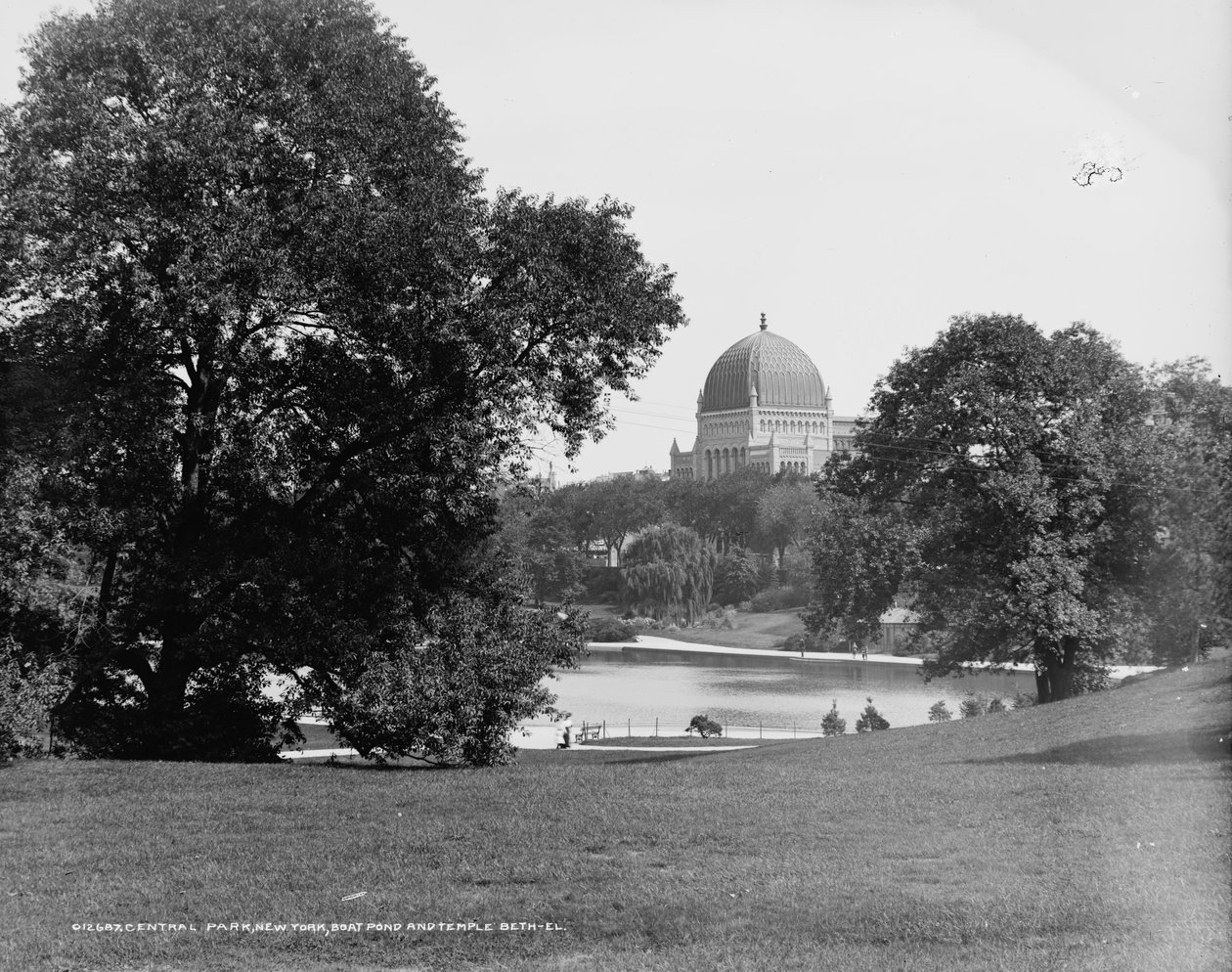 Central Park, New York, bootvijver en Tempel Beth-El door Detroit Publishing Co.