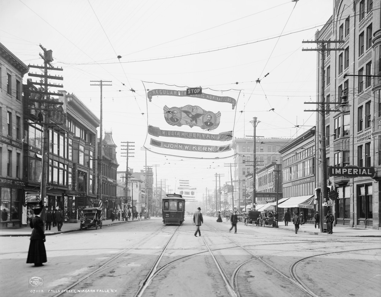 Falls Street, Niagara Falls, N.Y. door Detroit Publishing Co.