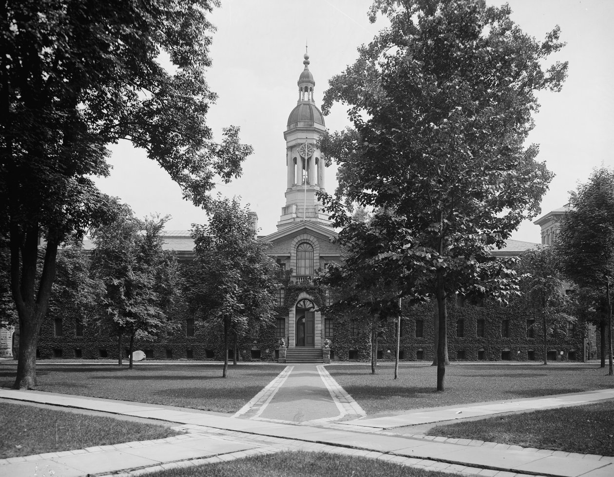 Nassau Hall, Princeton Universiteit, N.J., c.1903 door Detroit Publishing Co.