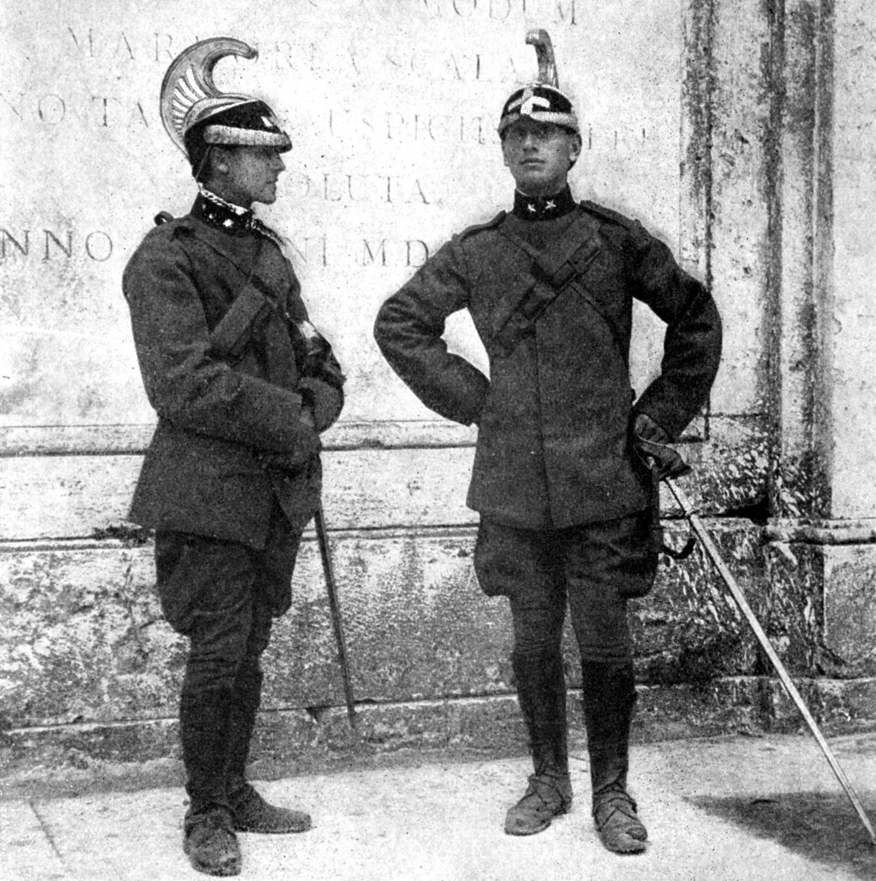 Twee Italiaanse dragonders, 1922 door Donald McLeish