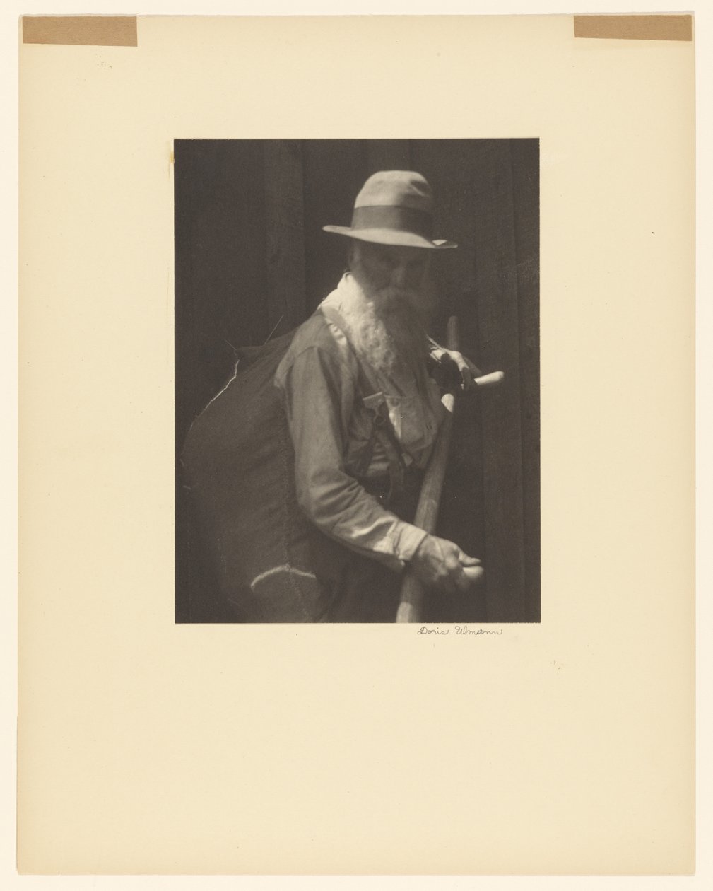 [Boer met zeis]. door Doris Ulmann