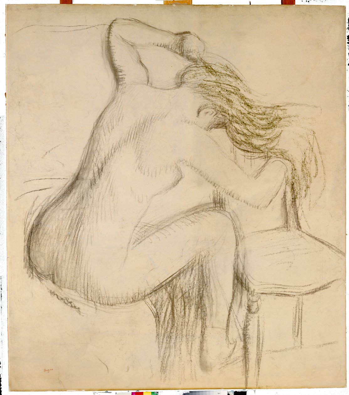 Zittende naakte vrouw die haar haar stylt door Edgar Degas