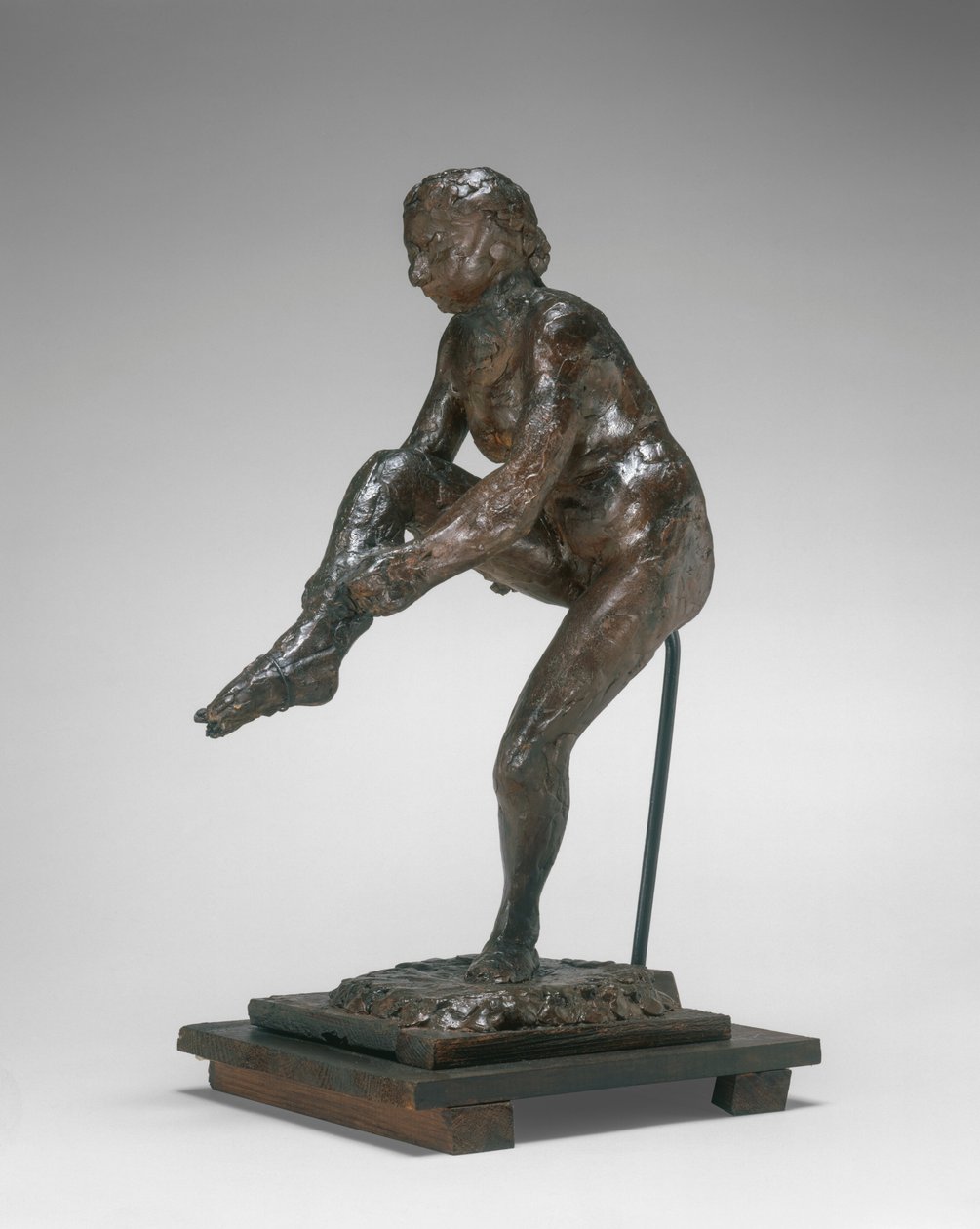 Danser die haar Kous Aantrekt, 1890s-1911 door Edgar Degas