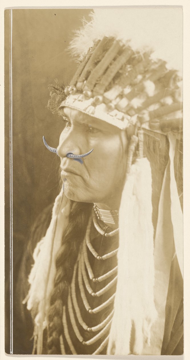 [Een doorboorde neus]. door Edward S. Curtis