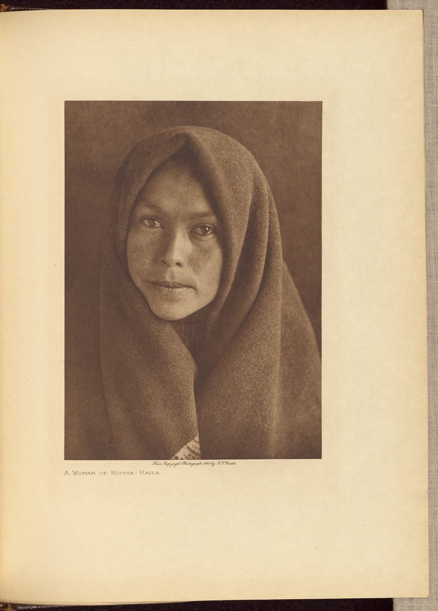 Een vrouw van Kiusta - Haida door Edward S. Curtis