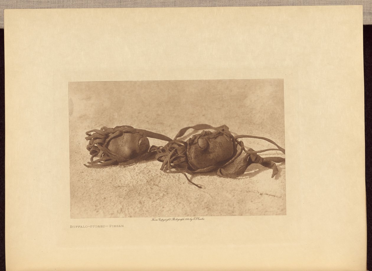 Buffelstenen - Piegan door Edward S. Curtis