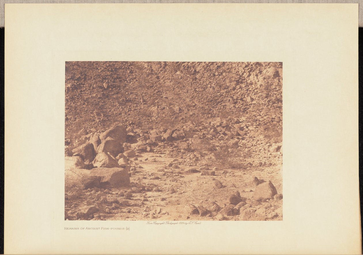 Overblijfselen van oude visvijvers (b) door Edward S. Curtis