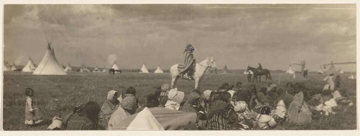 [De Koerier - Piegan]. door Edward S. Curtis