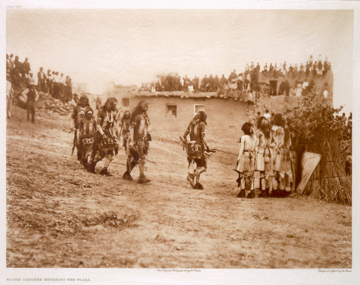 Slangendansers betreden het plein door Edward Sheriff (after) Curtis