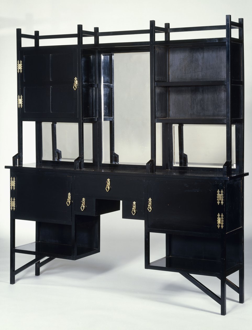 Een zwartgelakte William Watt zijkast door Edward William Godwin