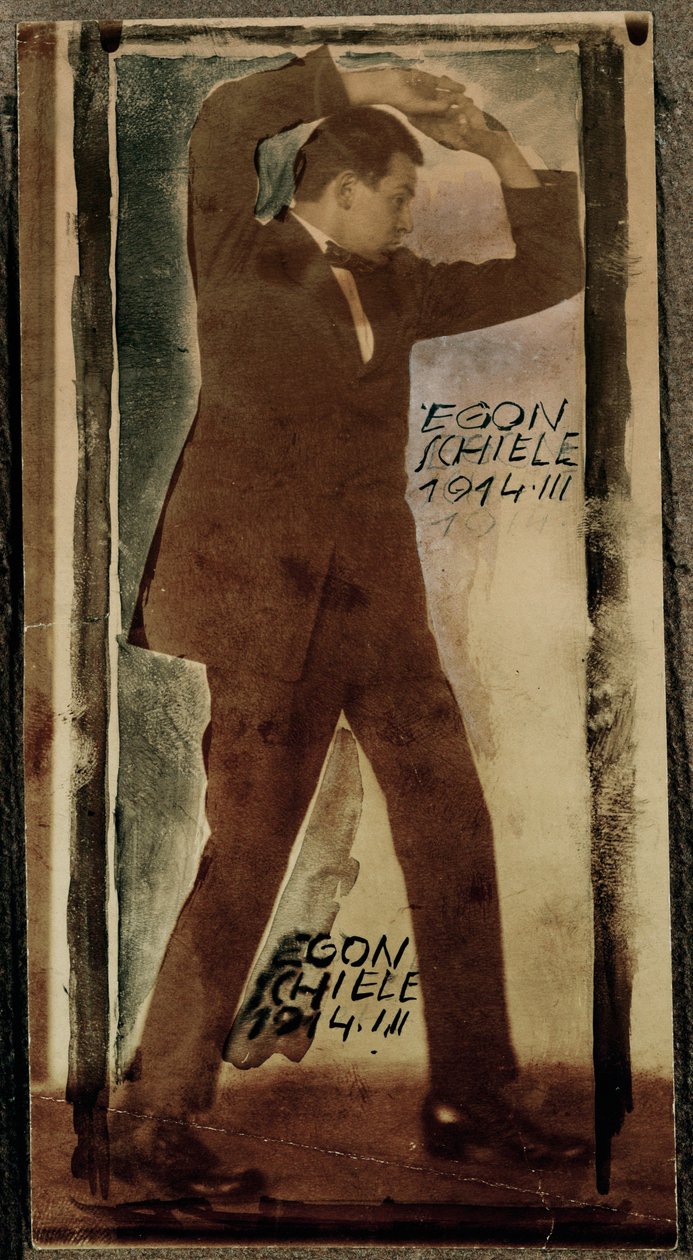 Egon Schiele met opgeheven armen ... (foto) door Egon Schiele