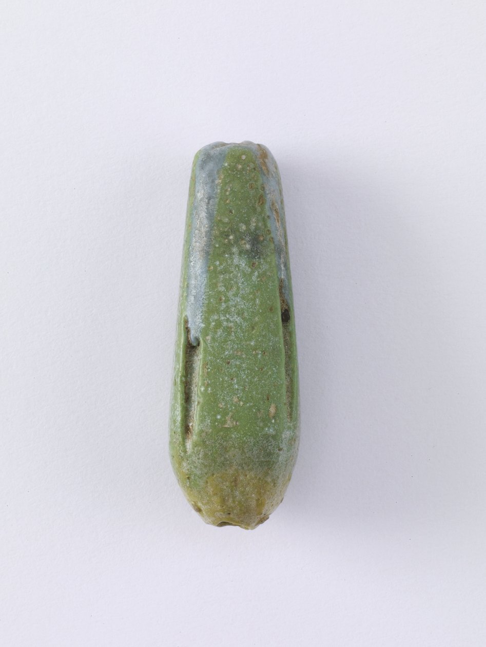 Kraalhanger in gesloten bloemvorm, mogelijk Late Periode of Saïtische Periode, 664-525 v.Chr. door Egyptian