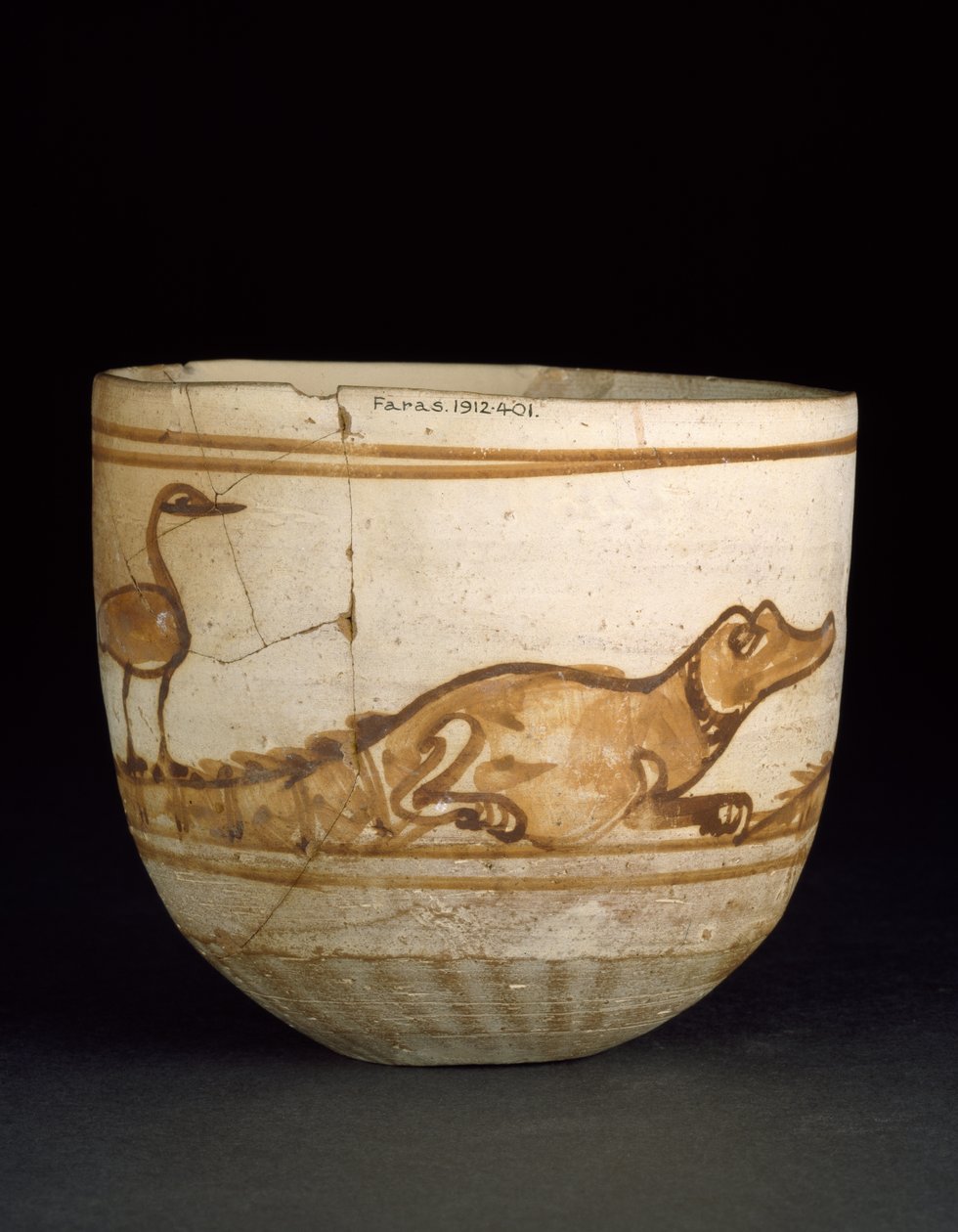 Beker versierd in rood met een scène van twee krokodillen met vogels op hun staarten, 101-300 door Egyptian