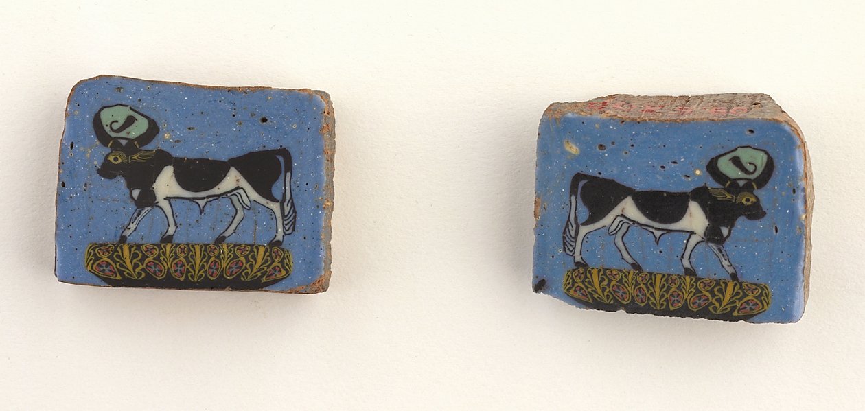 Mozaïekplaten van een apis, of heilige stier van Memphis, Ptolemeïsche periode tot Romeinse periode, 100 v.Chr.-100 n.Chr. (glas) door Egyptian