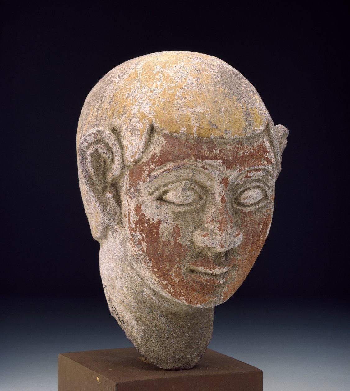 Geschilderd zandstenen hoofd van een ba-standbeeld, c.1-300 door Egyptian