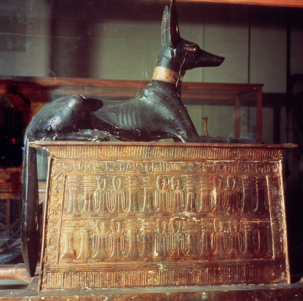 Anubis, Egyptische god van de doden, zittend op een kist in de vorm van een schrijn, uit het graf van Toetanchamon (ca. 1370-52 v.Chr.) Nieuwe Rijk door Egyptian 18th Dynasty