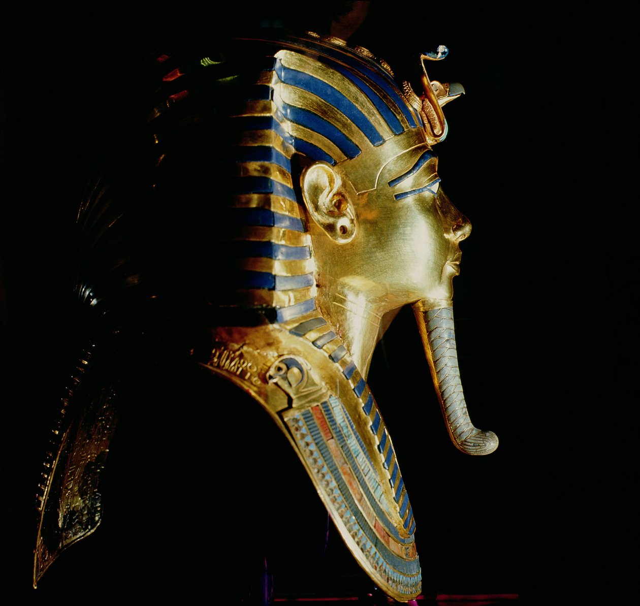 Gouden masker van Toetanchamon, uit het graf van Toetanchamon, Nieuwe Koninkrijk door Egyptian 18th Dynasty