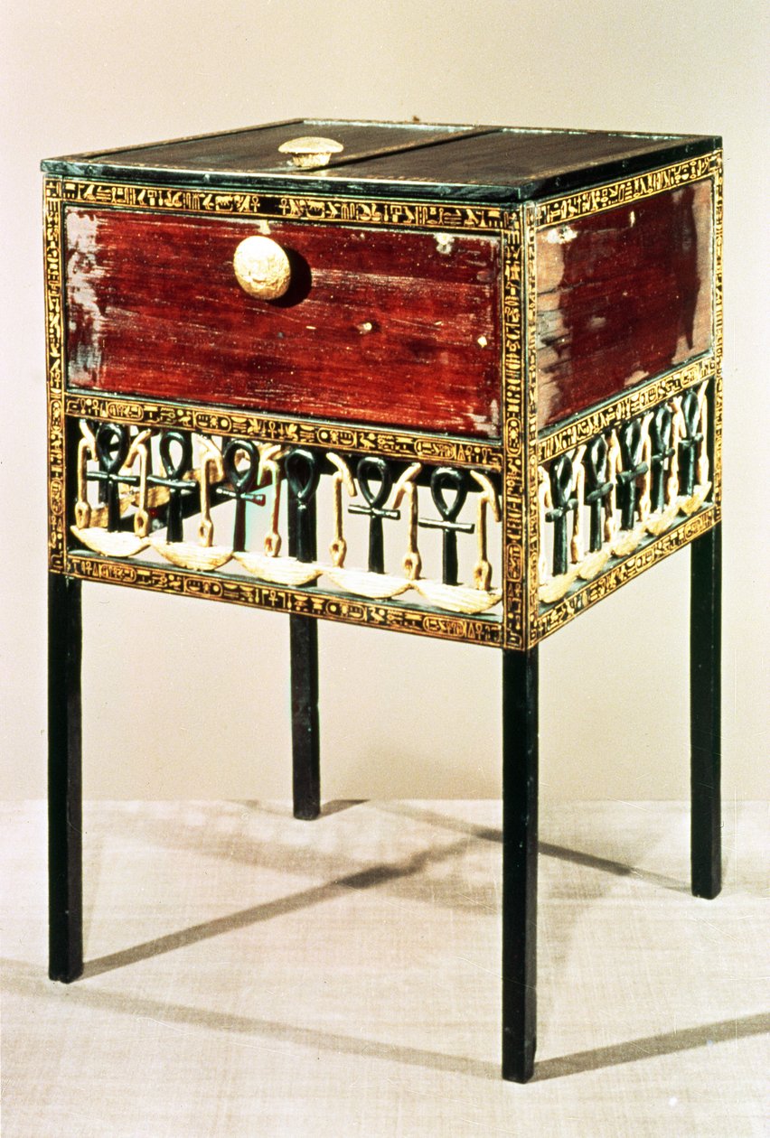 Sierlijke kast uit de schat van Toetanchamon door Egyptian 18th Dynasty